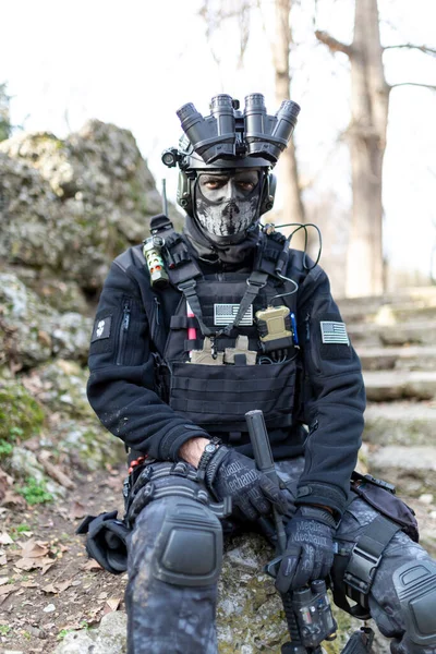Militar Cosplayer Armado Con Subametralladora Con Silenciador Visión Nocturna Foto — Foto de Stock
