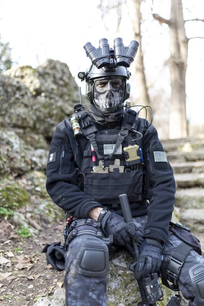 Cosplayer Militär Man Beväpnad Med Subachine Pistol Med Ljuddämpare Och — Stockfoto