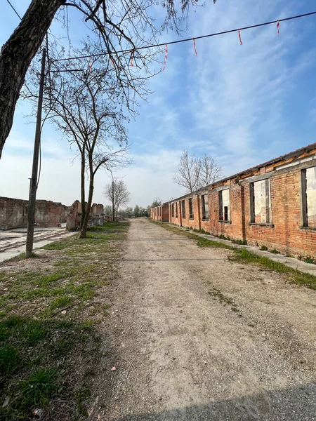 İtalya 'nın Fossoli Carpi bölgesindeki toplama kampının iç kısımları ve kalıntıları. Yüksek kalite fotoğraf
