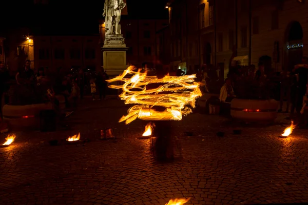 Reggio Emilia Italy 2013 Public Event Square Fire Eating Juggler — 图库照片