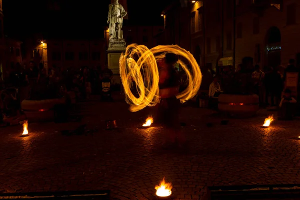 Reggio Emilia Italy 2013 Public Event Square Fire Eating Juggler — Zdjęcie stockowe
