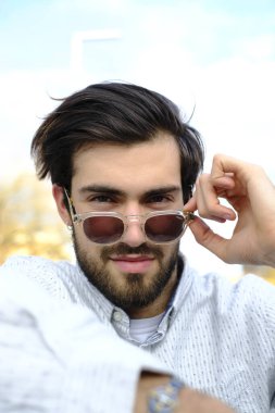 Beyaz gömlekli yakışıklı, koyu renk saçlı adam. Yüksek kalite fotoğraf