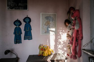 Terk edilmiş evde duvarda asılı kuklalar. Yüksek kalite fotoğraf