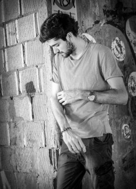 Güzel, siyah saçlı İtalyan çocuk inşaat halindeki fabrikada yürüyor. Yüksek kalite fotoğraf