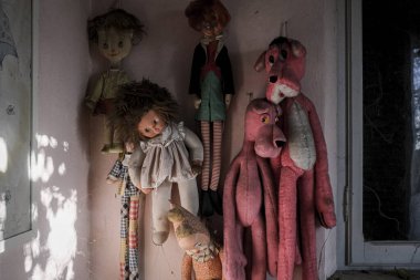 Terk edilmiş evde duvarda asılı kuklalar. Yüksek kalite fotoğraf