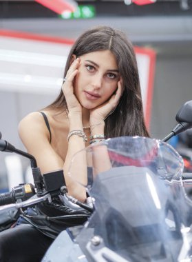 Milano, İtalya - 2021 11: Eicma Milano Bisiklet Fuarı Esmer Maria Laura de Vitis kızı. Yüksek kalite fotoğraf