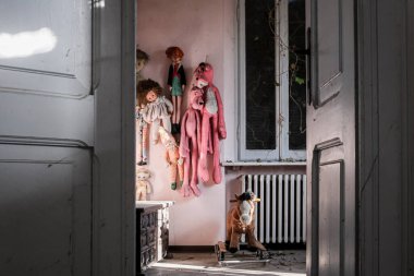 Terk edilmiş evde duvarda asılı kuklalar. Yüksek kalite fotoğraf