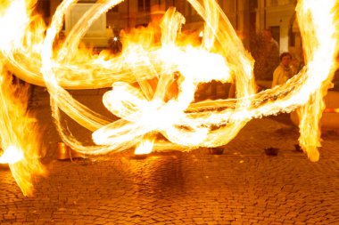 Reggio Emilia, İtalya: 2013 09: Ateş yutan hokkabazların yüksek kaliteli fotoğraflarıyla meydanda 14 halk etkinliği
