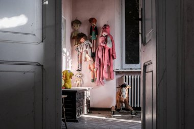 Terk edilmiş evde duvarda asılı kuklalar. Yüksek kalite fotoğraf