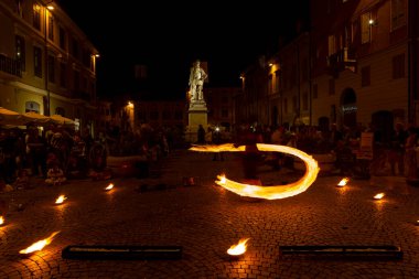 Reggio Emilia, İtalya: 2013 09: Ateş yutan hokkabazların yüksek kaliteli fotoğraflarıyla meydanda 14 halk etkinliği
