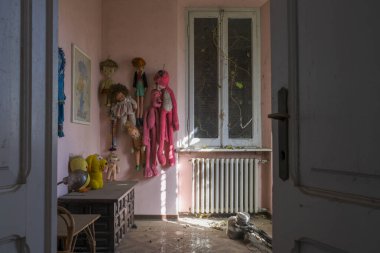 Terk edilmiş evde duvarda asılı kuklalar. Yüksek kalite fotoğraf