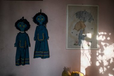 Terk edilmiş evde duvarda asılı kuklalar. Yüksek kalite fotoğraf
