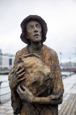 Dublin, Irelnad: 2016 04 03 Kıtlık Anıtı Özel Malikanesi yağmurlu bir günde dikildi. Yüksek kalite fotoğraf