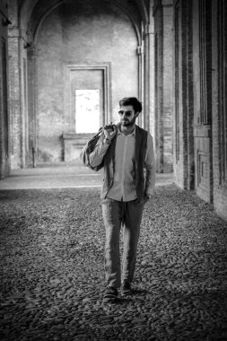 Yelekli yakışıklı, koyu renk saçlı bir İtalyan. Yüksek kalite fotoğraf