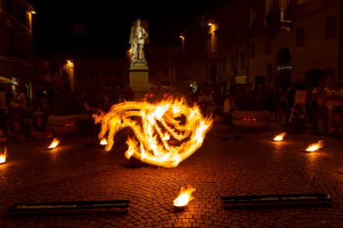 Reggio Emilia, İtalya: 2013 09: Ateş yutan hokkabazların yüksek kaliteli fotoğraflarıyla meydanda 14 halk etkinliği