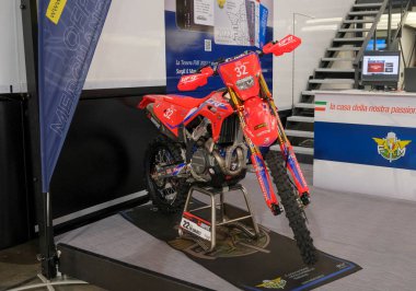 Milano, İtalya - 2021 11: Eicma Milano Bisiklet Fuarı Thomas Oldrati Honda Enduro Bisiklet Fuarı. Yüksek kalite fotoğraf
