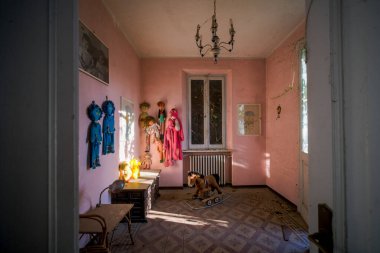 Terk edilmiş evde duvarda asılı kuklalar. Yüksek kalite fotoğraf