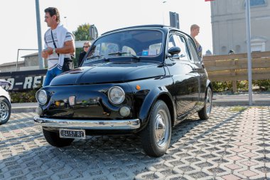 Bibbiano-Reggio Emilia Italy - 07: 15 2015: Fiat 500 şehir meydanında klasik arabaların ücretsiz mitingi. Yüksek kalite fotoğraf