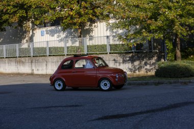 Bibbiano-Reggio Emilia Italy - 07: 15 2015: Fiat 500 şehir meydanında klasik arabaların ücretsiz mitingi. Yüksek kalite fotoğraf