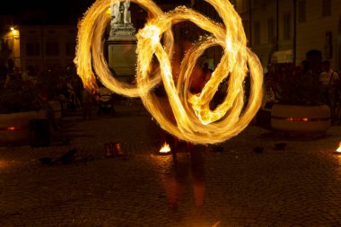 Reggio Emilia, İtalya: 2013 09: Ateş yutan hokkabazların yüksek kaliteli fotoğraflarıyla meydanda 14 halk etkinliği