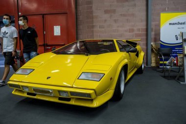 Modena, İtalya - 2021 07 04: Motor Vadisi Festivali arabası Lamborghini Countach ile buluşuyor. Yüksek kalite fotoğraf