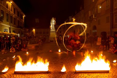 Reggio Emilia, İtalya: 2013 09: Ateş yutan hokkabazların yüksek kaliteli fotoğraflarıyla meydanda 14 halk etkinliği