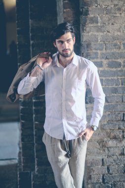 Beyaz gömlekli yakışıklı, koyu renk saçlı adam. Yüksek kalite fotoğraf