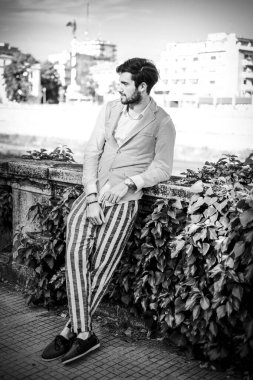 Yelekli yakışıklı, koyu renk saçlı bir İtalyan. Yüksek kalite fotoğraf