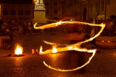 Reggio Emilia, İtalya: 2013 09: Ateş yutan hokkabazların yüksek kaliteli fotoğraflarıyla meydanda 14 halk etkinliği