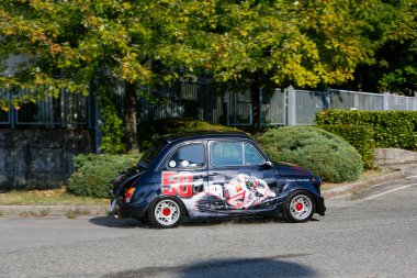 Bibbiano-Reggio Emilia Italy - 07: 15 2015: Fiat 500 şehir meydanında klasik arabaların ücretsiz mitingi. Yüksek kalite fotoğraf