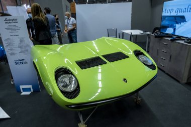 Modena, İtalya - 2021 07 04: Motor Vadisi Festivali arabası Lamborghini Miura Hood ile buluşuyor. Yüksek kalite fotoğraf