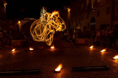 Reggio Emilia, İtalya: 2013 09: Ateş yutan hokkabazların yüksek kaliteli fotoğraflarıyla meydanda 14 halk etkinliği