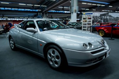 Modena, İtalya - 2021 07 04: Motor Vadisi Festivali arabası Alfa Romeo Gtv ile buluşuyor. Yüksek kalite fotoğraf