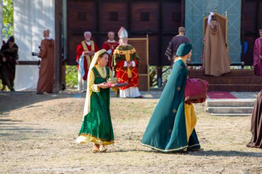 Canossa, Reggio Emilia - İtalya - 2019 01 07 Ortaçağ tarihi yeniden canlandırması Martilde di Canossa halkının temalı elbiseleri. Yüksek kalite fotoğraf