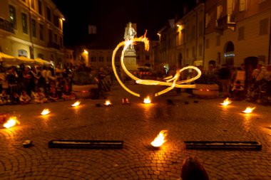 Reggio Emilia, İtalya: 2013 09: Ateş yutan hokkabazların yüksek kaliteli fotoğraflarıyla meydanda 14 halk etkinliği