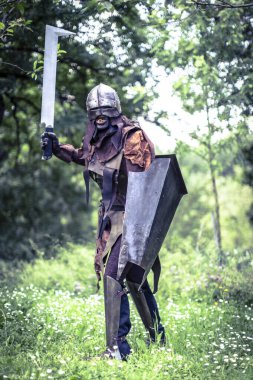 Lucca, İtalya - 2018 10 31: Yüzüklerin Efendisi 'nden miğfer ve kılıç ile Uruk-hai savaşçısı. Yüksek kalite fotoğraf