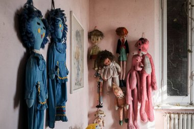 Terk edilmiş evde duvarda asılı kuklalar. Yüksek kalite fotoğraf