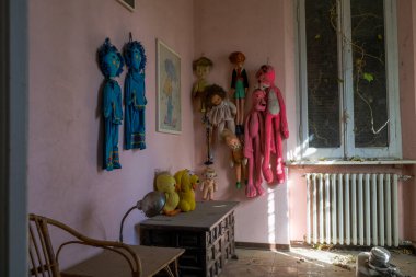 Terk edilmiş evde duvarda asılı kuklalar. Yüksek kalite fotoğraf