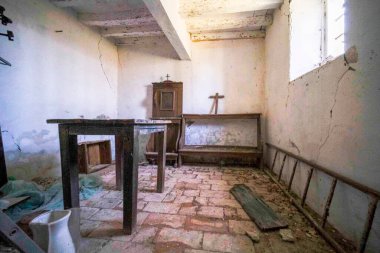 Terk edilmiş kilisede çarmıhlı bir Hıristiyan kilisesi. Yüksek kalite fotoğraf