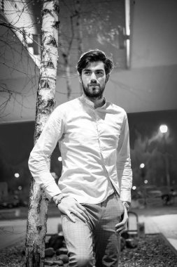 Beyaz gömlekli yakışıklı, koyu renk saçlı adam. Yüksek kalite fotoğraf