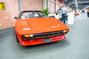 Modena, İtalya - 2021 07 04: Motor Vadisi Festivali arabası Ferrari 208 Gtb ile buluşuyor. Yüksek kalite fotoğraf
