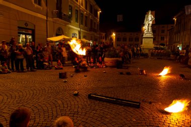 Reggio Emilia, İtalya: 2013 09: Ateş yutan hokkabazların yüksek kaliteli fotoğraflarıyla meydanda 14 halk etkinliği