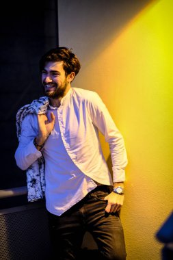 Beyaz gömlekli yakışıklı, koyu renk saçlı adam. Yüksek kalite fotoğraf