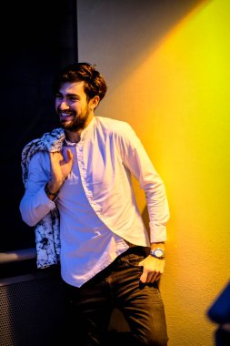 Beyaz gömlekli yakışıklı, koyu renk saçlı adam. Yüksek kalite fotoğraf