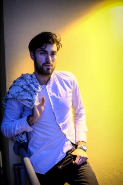 Beyaz gömlekli yakışıklı, koyu renk saçlı adam. Yüksek kalite fotoğraf