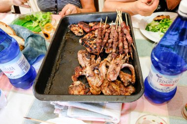 Sosis, pirzola ve şiş ile ateşte pişmiş et. Yüksek kalite fotoğraf