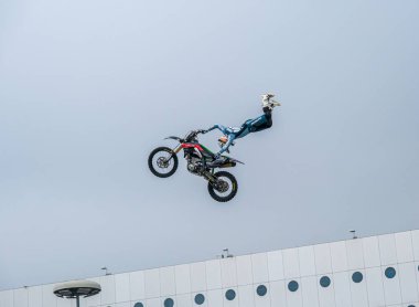 Milano, İtalya - 2021 11: Eicma Milano Bisiklet Fuarı Serbest Motokros numaraları. Yüksek kalite fotoğraf