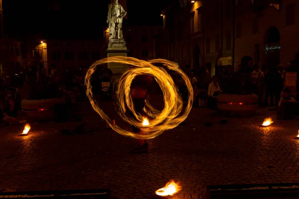 Reggio Emilia Italy 2013 Public Event Square Fire Eating Juggler — Zdjęcie stockowe