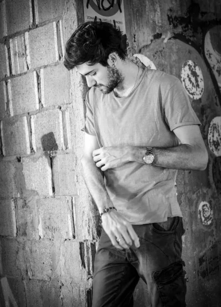 Güzel, siyah saçlı İtalyan çocuk inşaat halindeki fabrikada yürüyor. Yüksek kalite fotoğraf