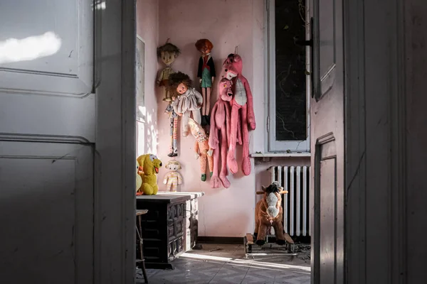 Μαριονέτες Κρέμονται Στον Τοίχο Εγκαταλελειμμένο Σπίτι Υψηλής Ποιότητας Φωτογραφία — Φωτογραφία Αρχείου